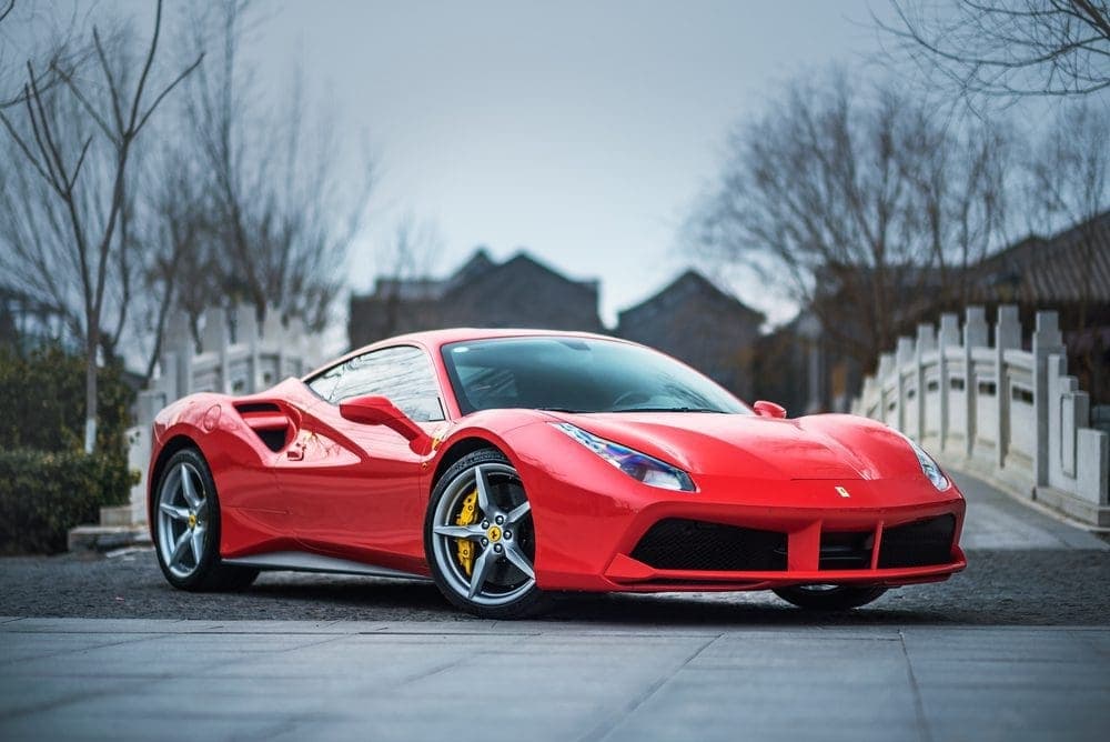 A Ferrari nem csak a profitban szárnyal – Elektromos autógyártásra készül a legendás márka