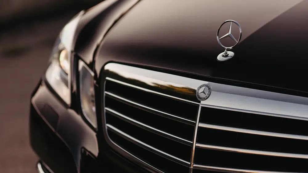 Szakadékba zuhant a Mercedes és a VW - Vészesen bebukott a profit