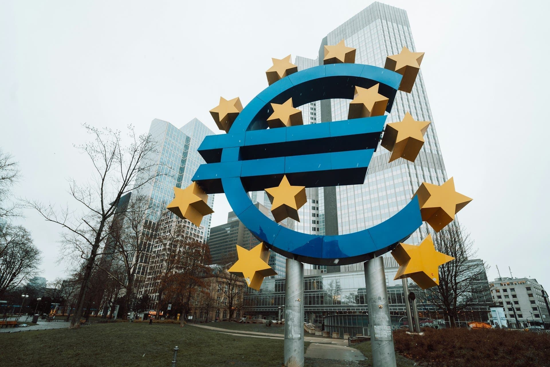 Kamatcsökkentés Brüsszelből – Az EKB reagál a globális gazdasági feszültségekre