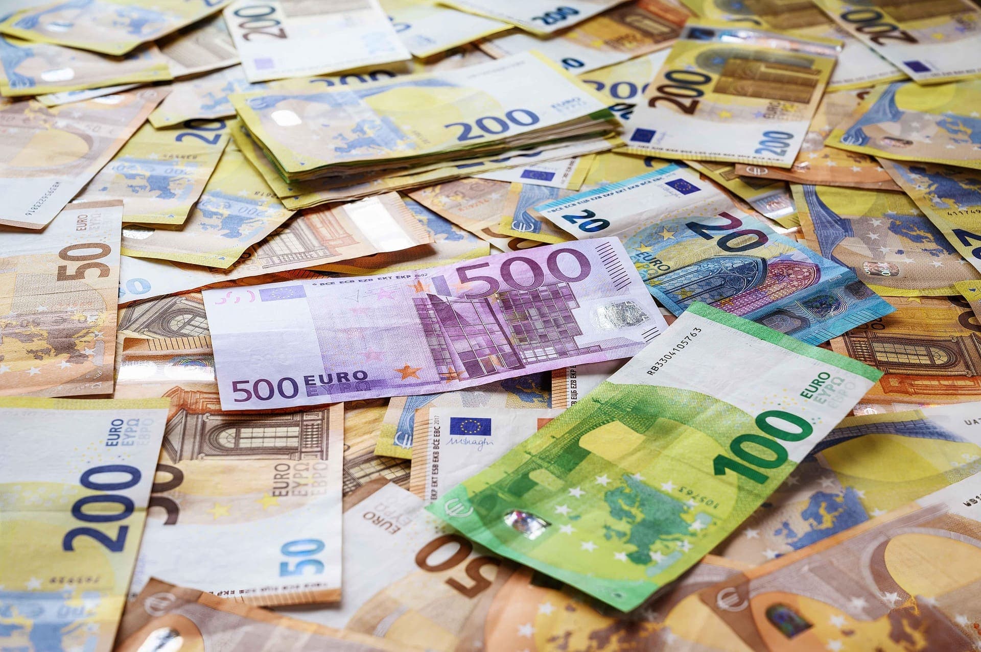 Devizapiac Június 29. – Megegyezett a forint az erősödésről az euróval és a dollárral