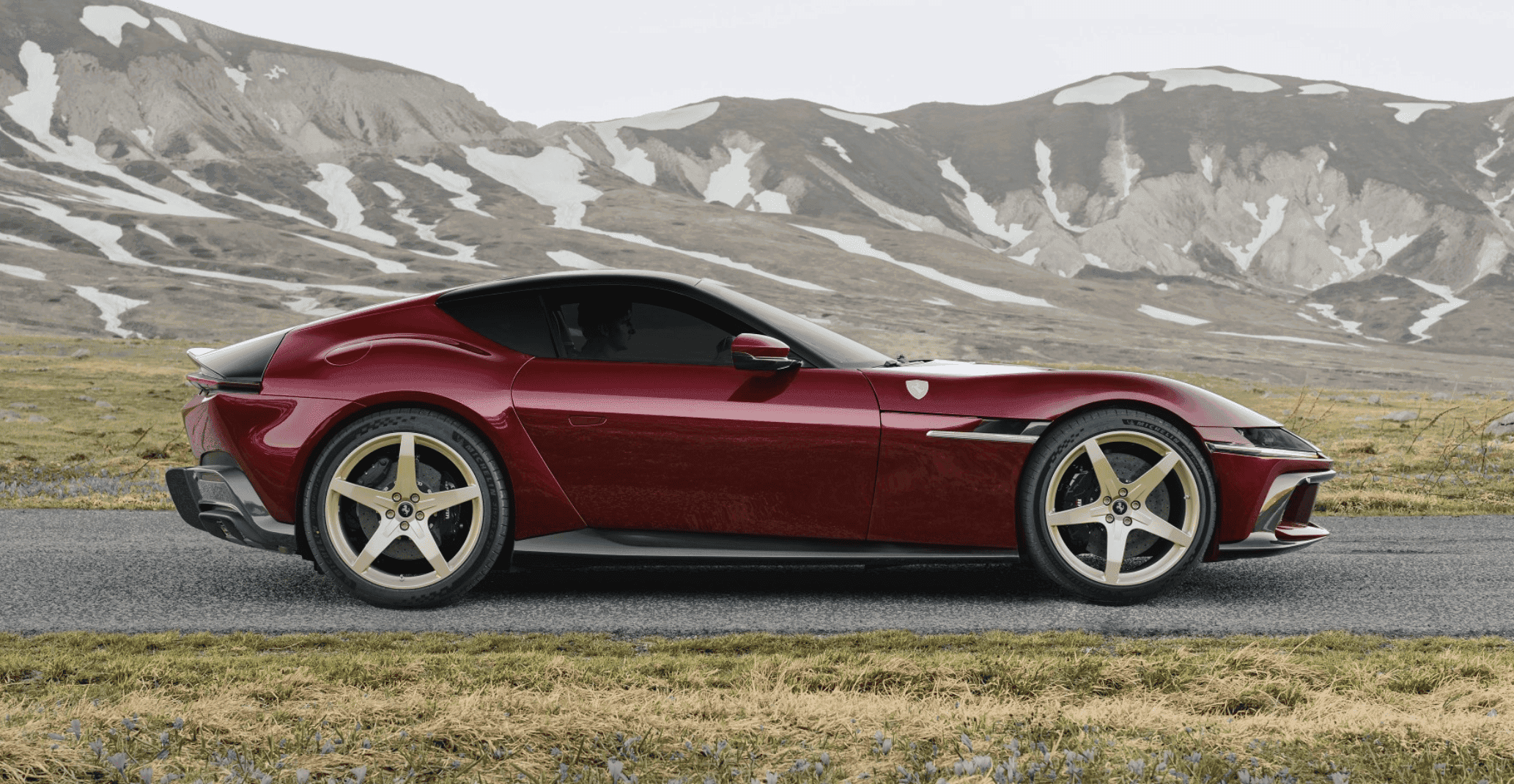 Visszahozza a kézi váltó varázsát a Ferrari – 830 lóerős V12-es különkiadás érkezik